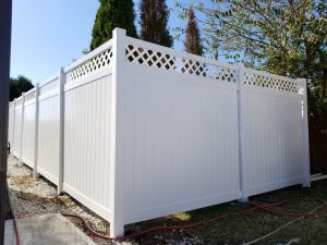 Milwaukee Privacy Fence vinyl privacy fence lattice outdoor white 1 300x225
